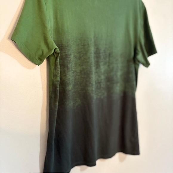 3/$10⚡️Guess Green & Black Ombre Graphic Print V-Neck T-Shirt - Picture 9 of 9